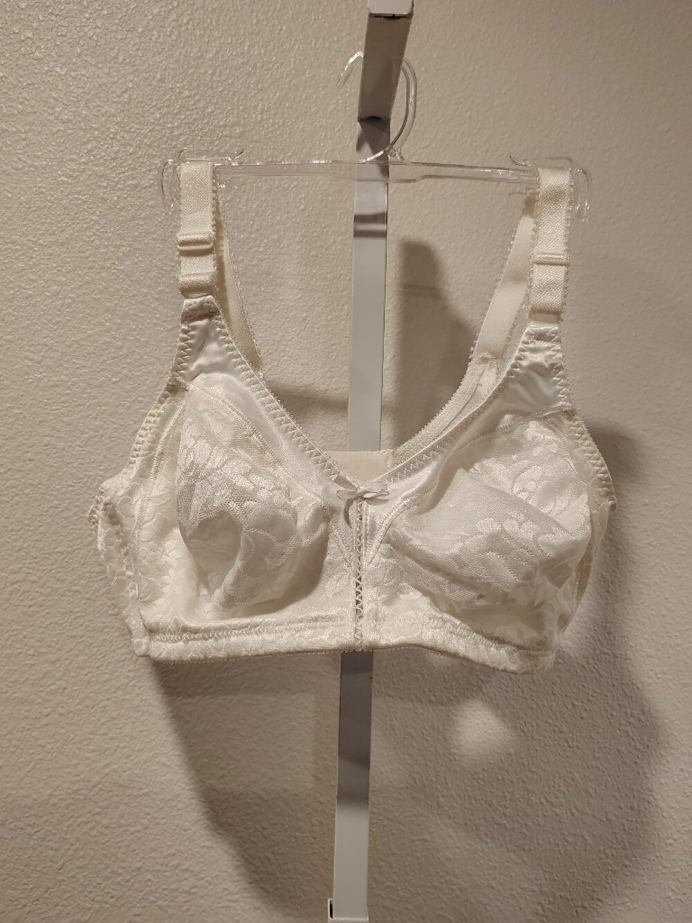 Bali Bra Size 38C Style 3372 Wirefree White Floral Design